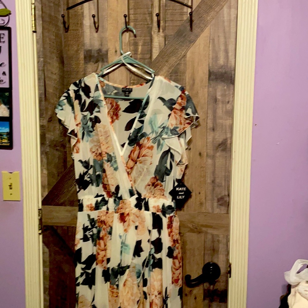 White floral dress! Very thin. Bottom is lined. Size 18w. New with tags